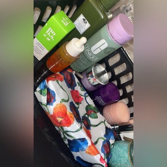 Clinique, Monat & beauty product bundle - Picture 3 of 15